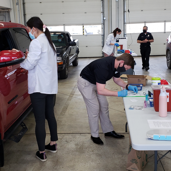 Students and alumni work together to help vaccinate against COVID-19