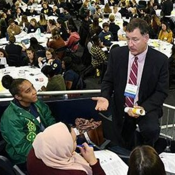 College of Pharmacy’s Bruce Mueller facilitates.