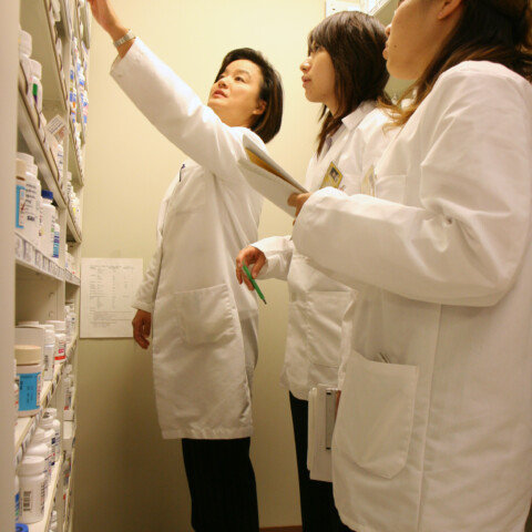 Hae Mi Choe is mentoring students in pharmacy.