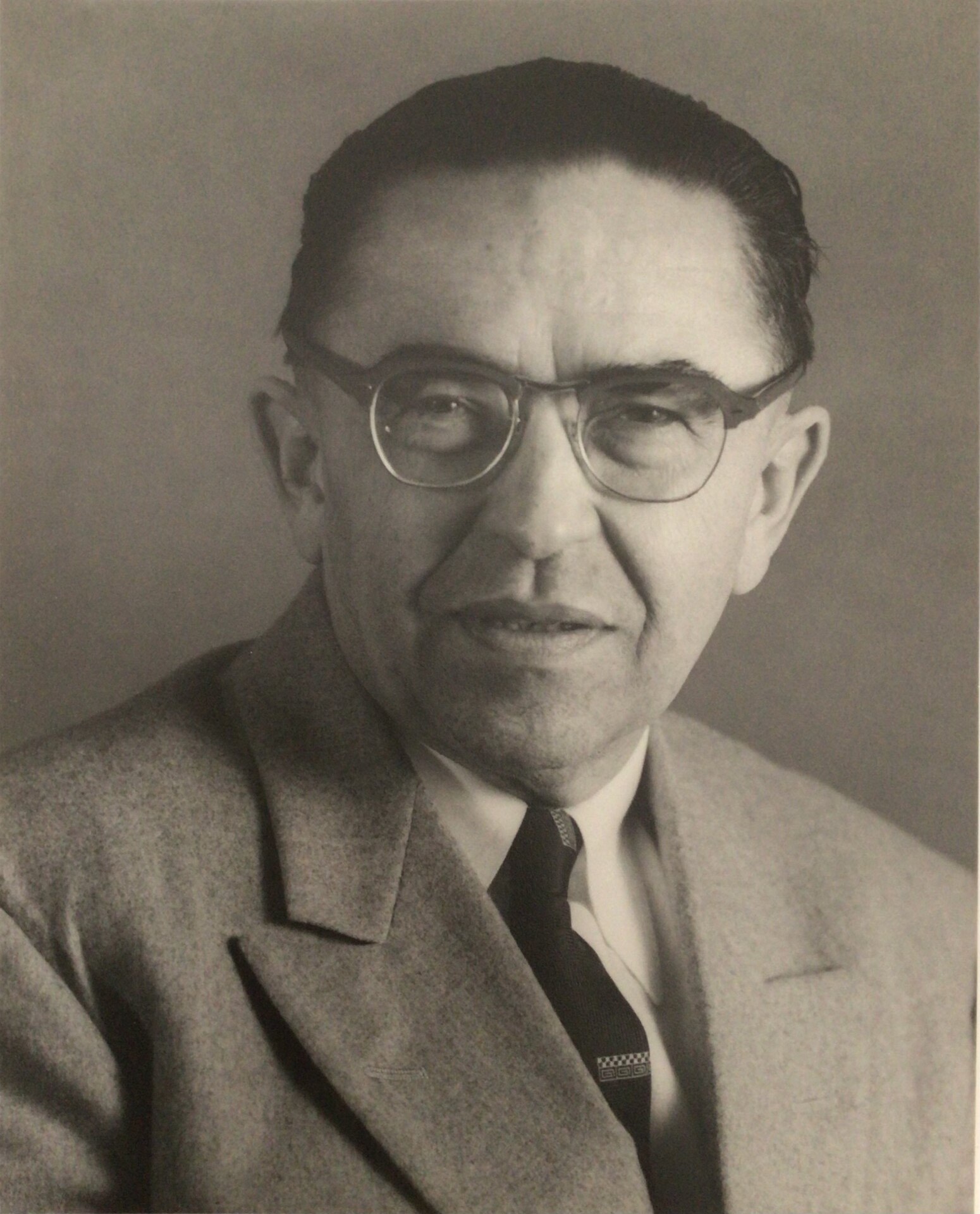 Hans W Vahlteich